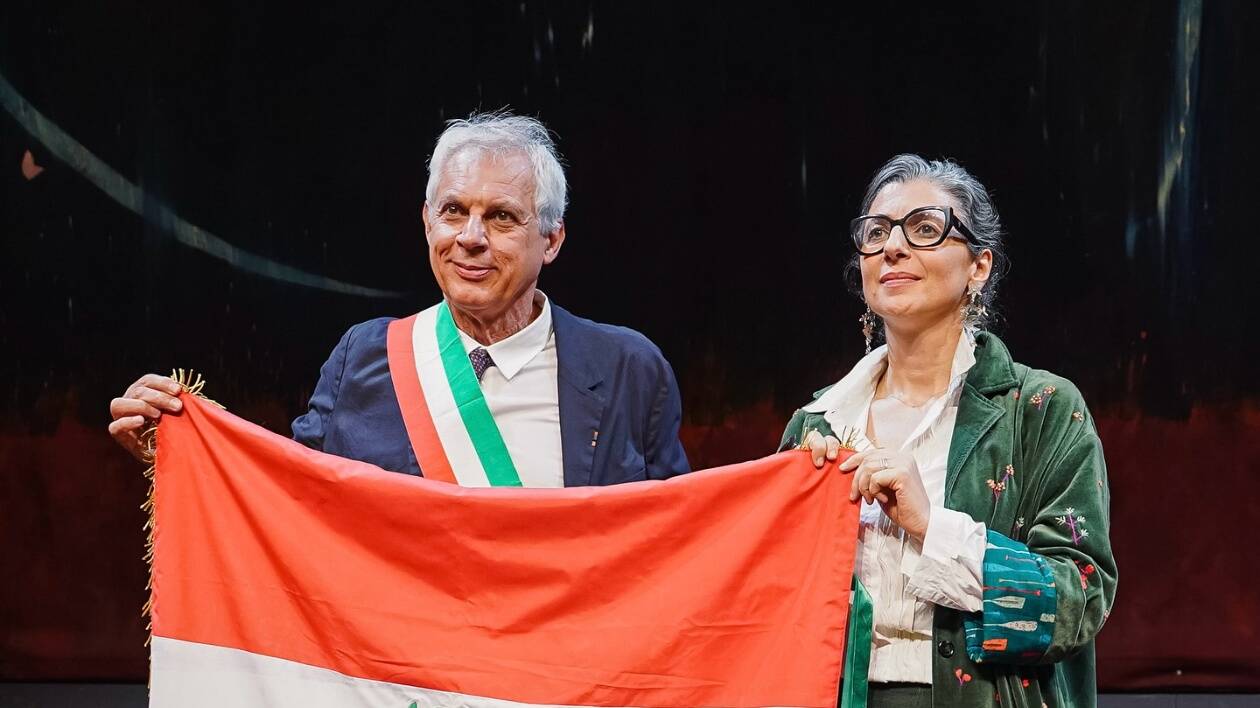 Così la Albanese può permettersi di sbeffeggiare un sindaco che la sta omaggiando