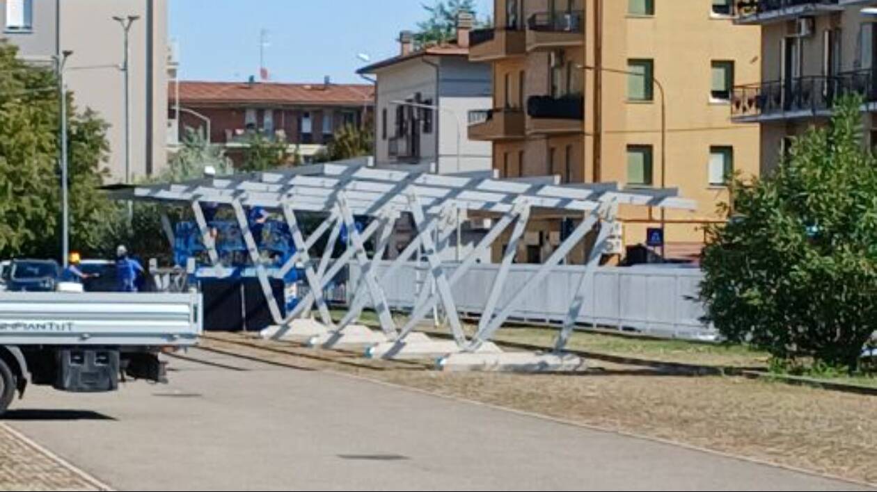 Modena, il green senza logica: in via Araldi si tagliano alberi per dar spazio a pergolati fotovoltaici