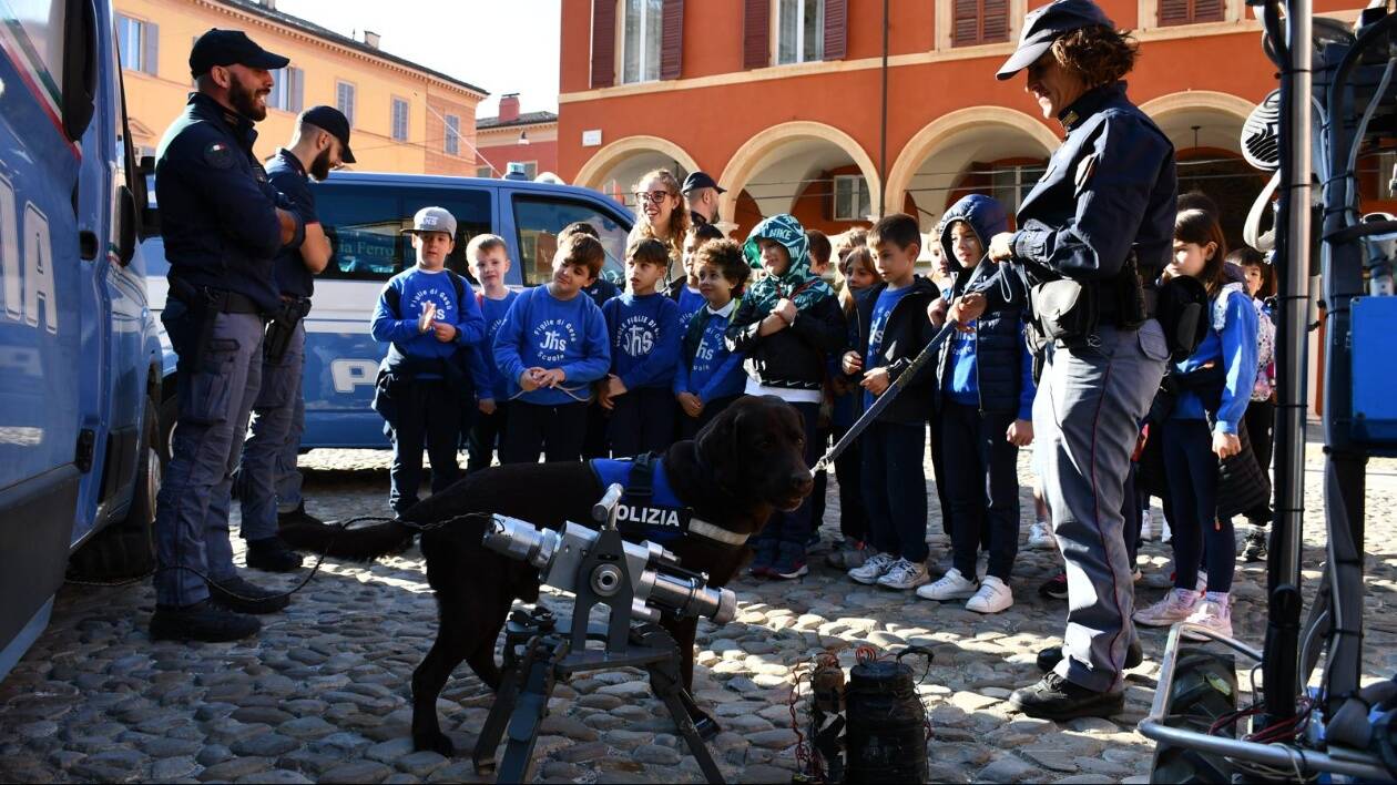 Robot anti bomba, agenti a cavallo e preghiere a San Michele: la Polizia di Stato celebra il patrono