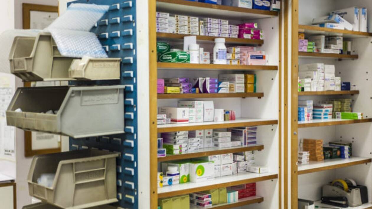Castelnuovo, farmacia comunale senza farmaci israeliani: così i cittadini pagano la propaganda politica
