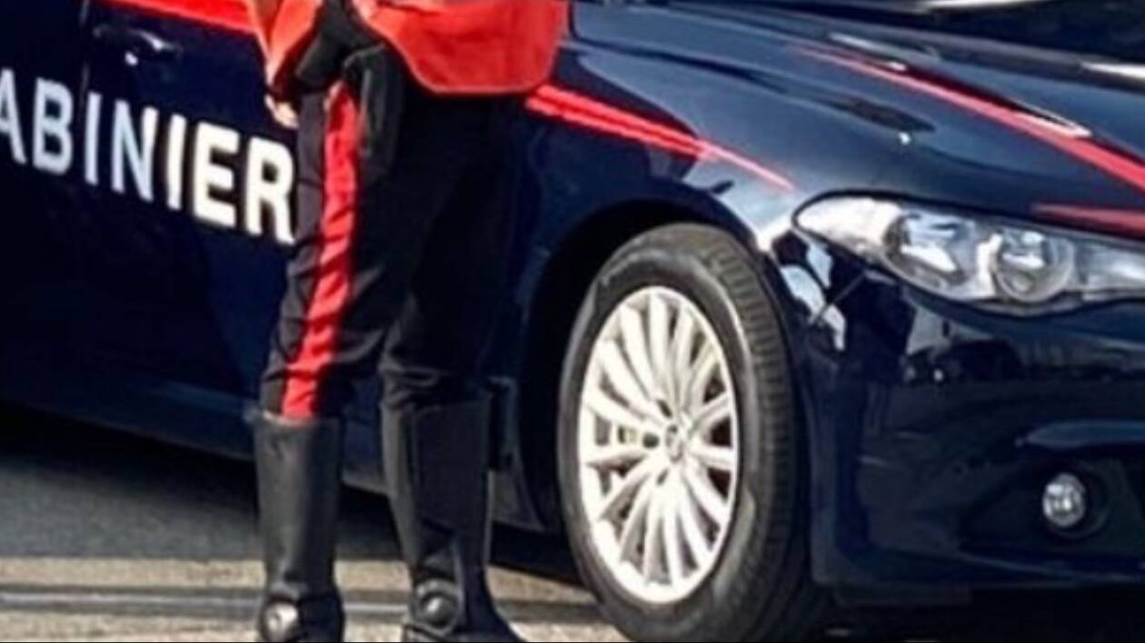 Trova un borsello con 1600 euro e lo consegna ai carabinieri