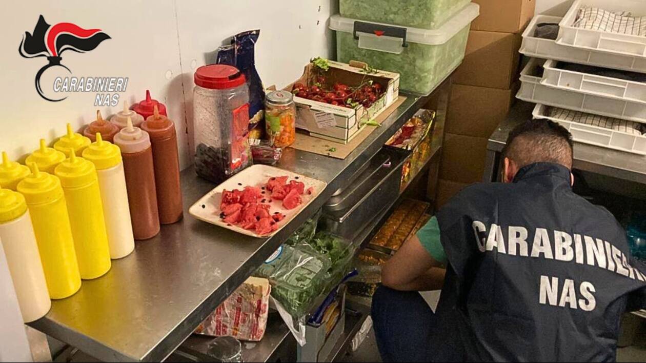 Nas in due negozi etnici a Modena: sporcizia e ragnatele in cucina