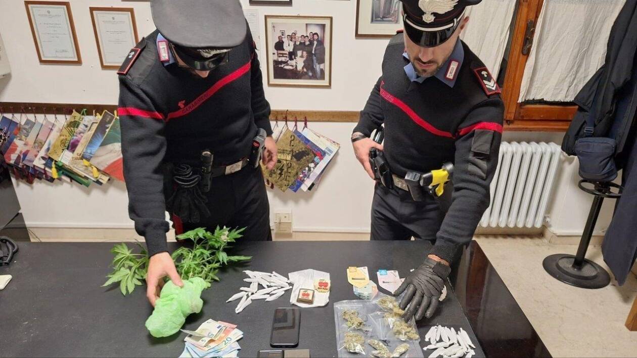 Droga in tasca e a casa: arrestato spacciatore