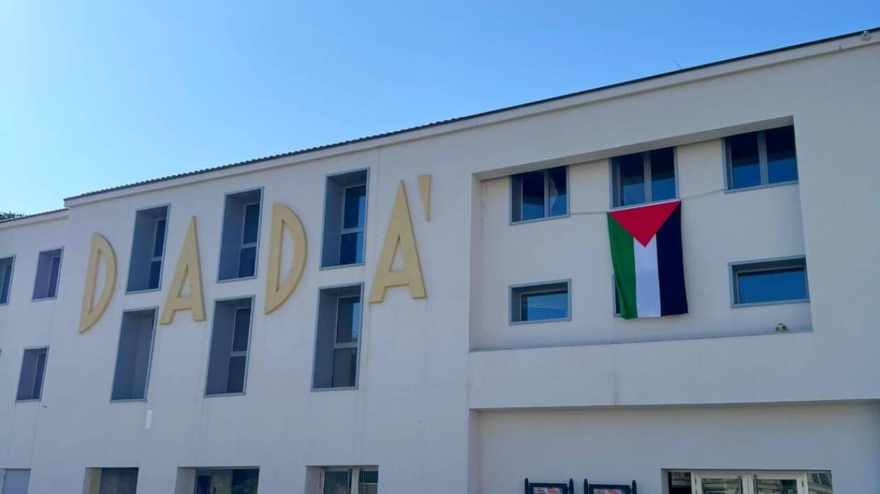 Il Comune di Castelfranco espone la bandiera della Palestina alle finestre del Teatro comunale