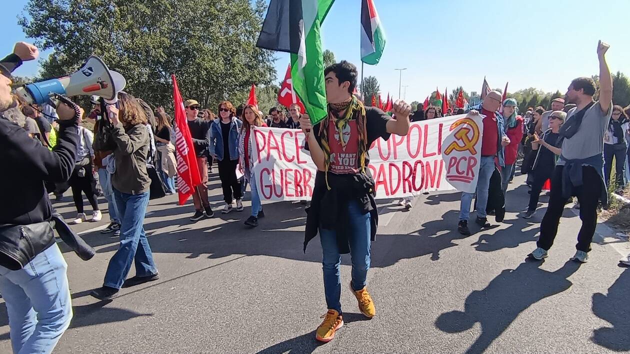 Il corteo pro-Pal, la città paralizzata, la kefiah e il negazionismo su Hamas: così si rinuncia alla complessità