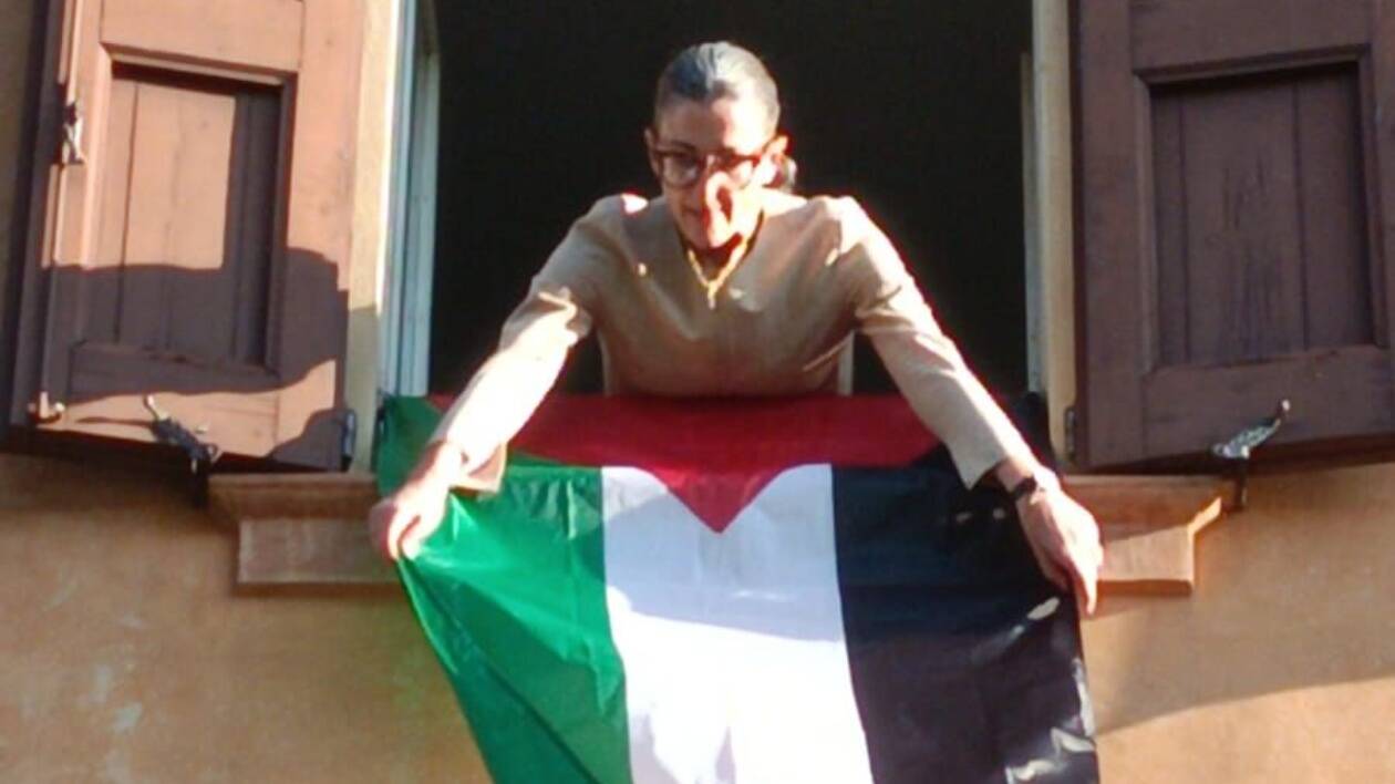 Soliera, il sindaco espone la bandiera della Palestina dal balcone del Municipio