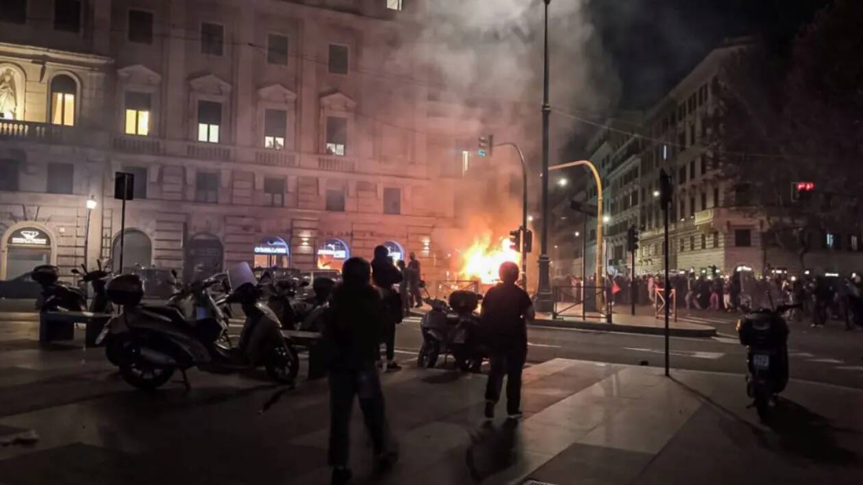 Roma, corteo Pro-Pal: dalle bandiere per la Pace alla guerriglia con la polizia