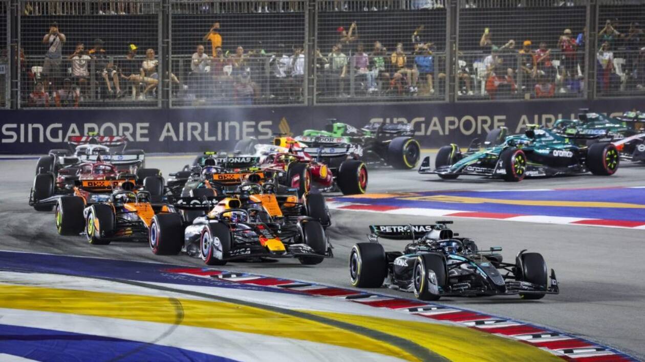 GP di Singapore, Russel vince davanti a Verstappen. Alla McLaren il Mondiale costruttori
