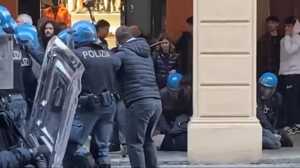 https://www.lapressa.it/articles/073697/bologna-7-ottobre-giovani-palestinesi-TN.jpg