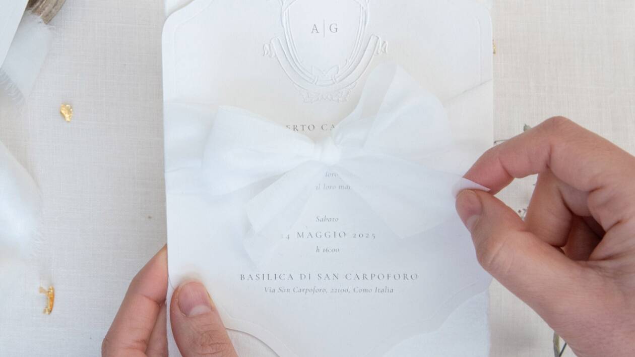 Dentro l’artigianato italiano: il laboratorio romano dove prendono forma le partecipazioni di matrimonio più amate d’Italia