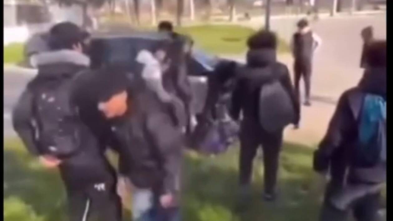 Minorenni picchiati e rapinati sui bus e all'uscita di scuola: in carcere un 20enne per 9 colpi