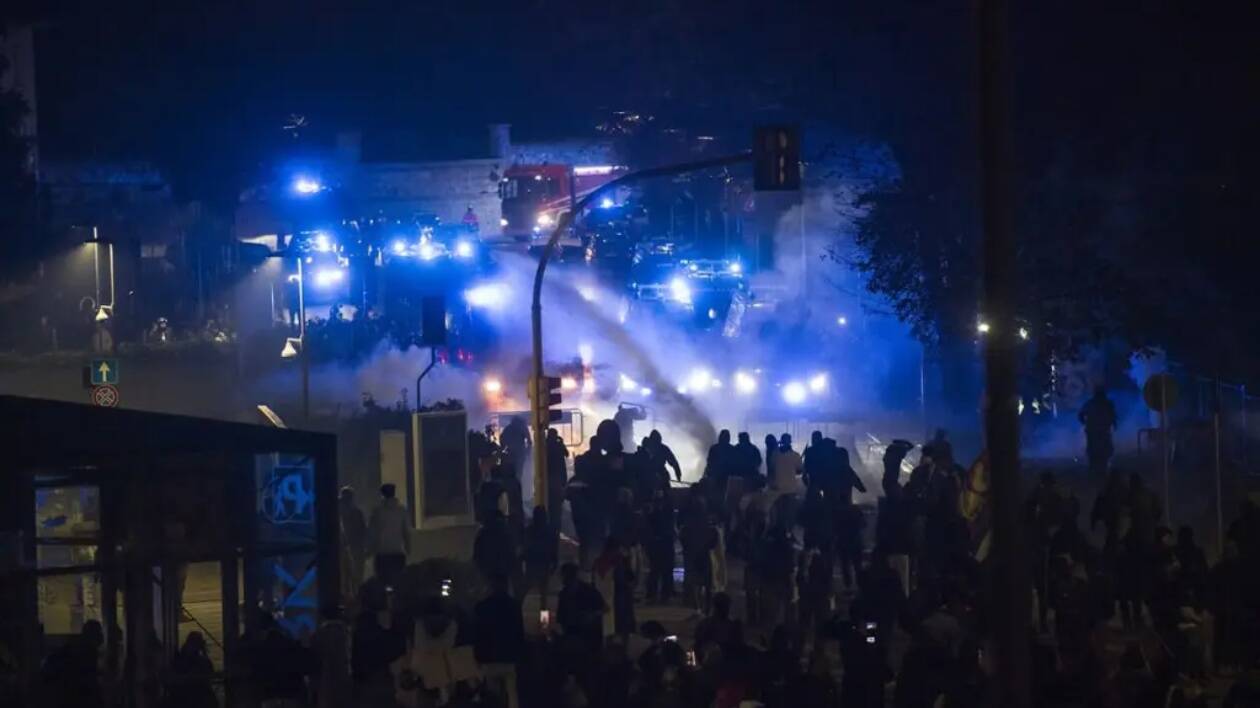 Guerriglia urbana al corteo Pro Pal a Udine: scontri tra manifestanti e agenti, diversi arresti