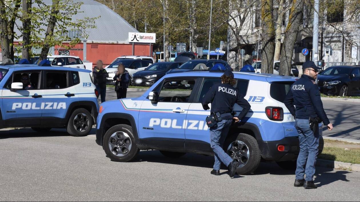 Modena, scappa in bicicletta e lancia a terra 91 dosi di droga: arrestato nigeriano