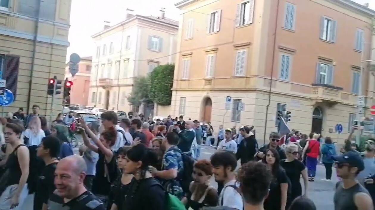 Sabato, Modena di nuovo bloccata dalla Street Parade, lo sballo di strada, ora contro la guerra