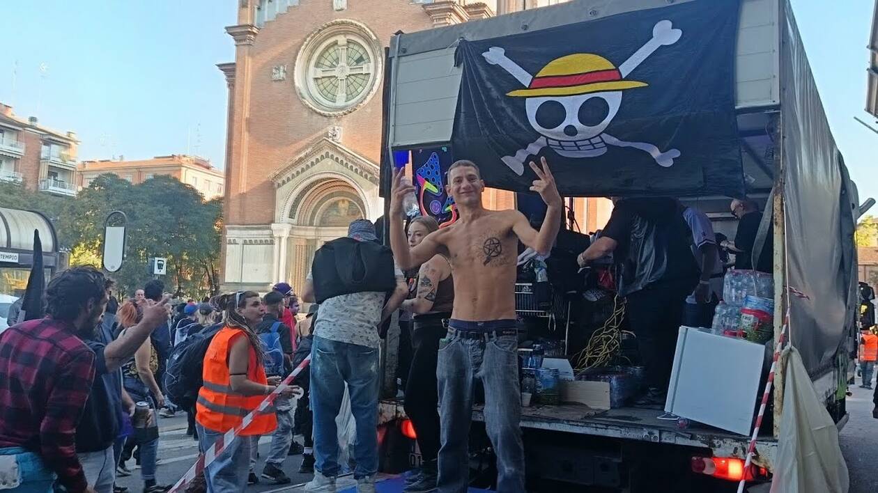 Street Parade 'antimilitarista': il corteo