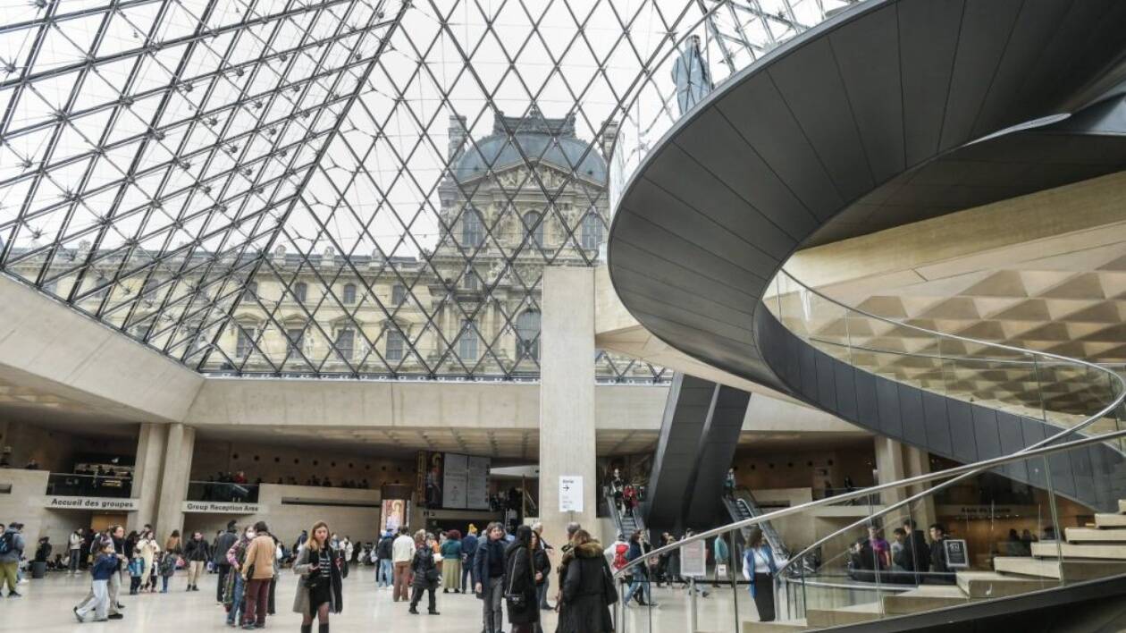 Rapina in pieno giorno al Louvre, rubati gioielli della collezione di Napoleone