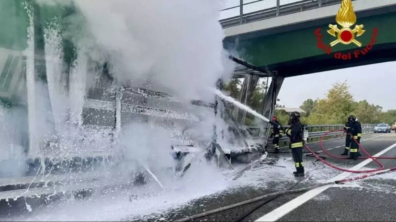 Auto contro Tir in sosta sulla A21 nel Piacentino, due morti carbonizzati