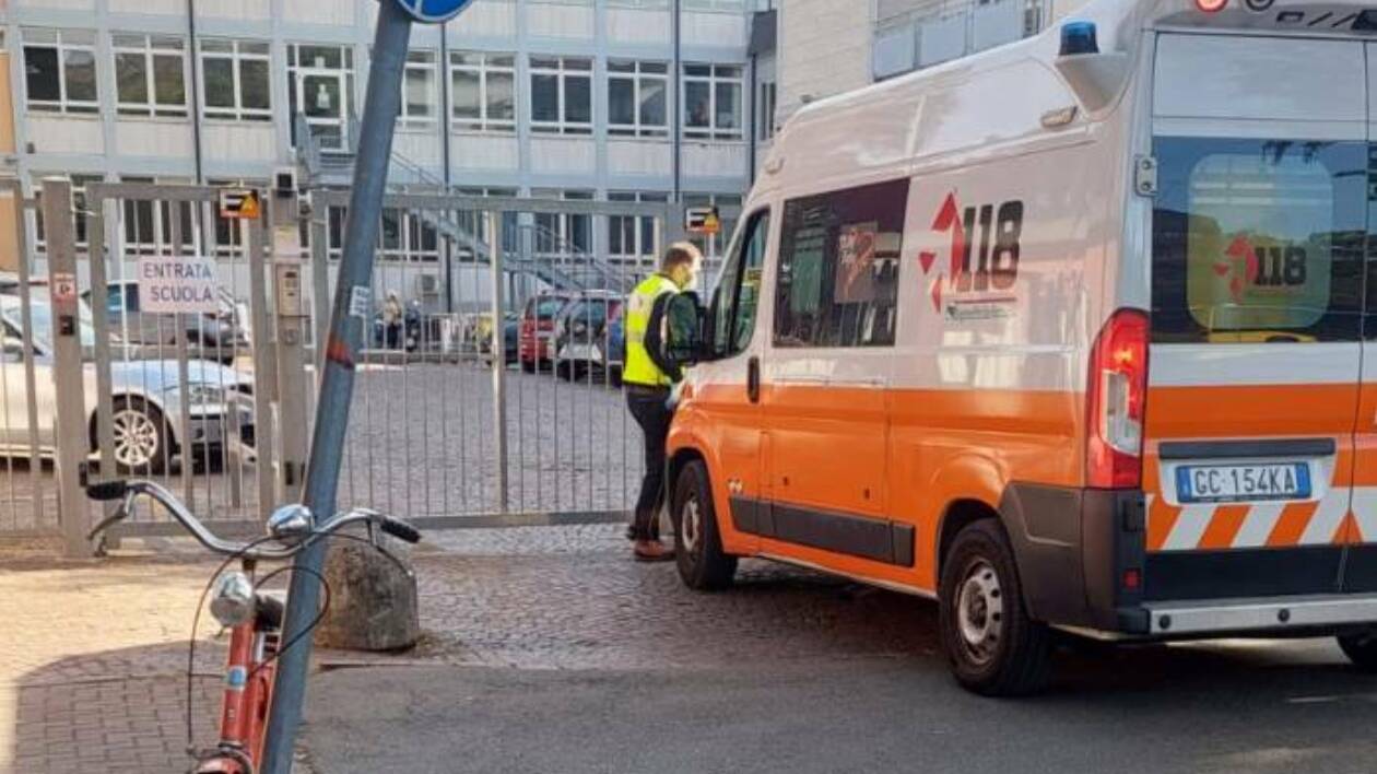 Ancora spray urticante al Barozzi, 39 studenti soccorsi