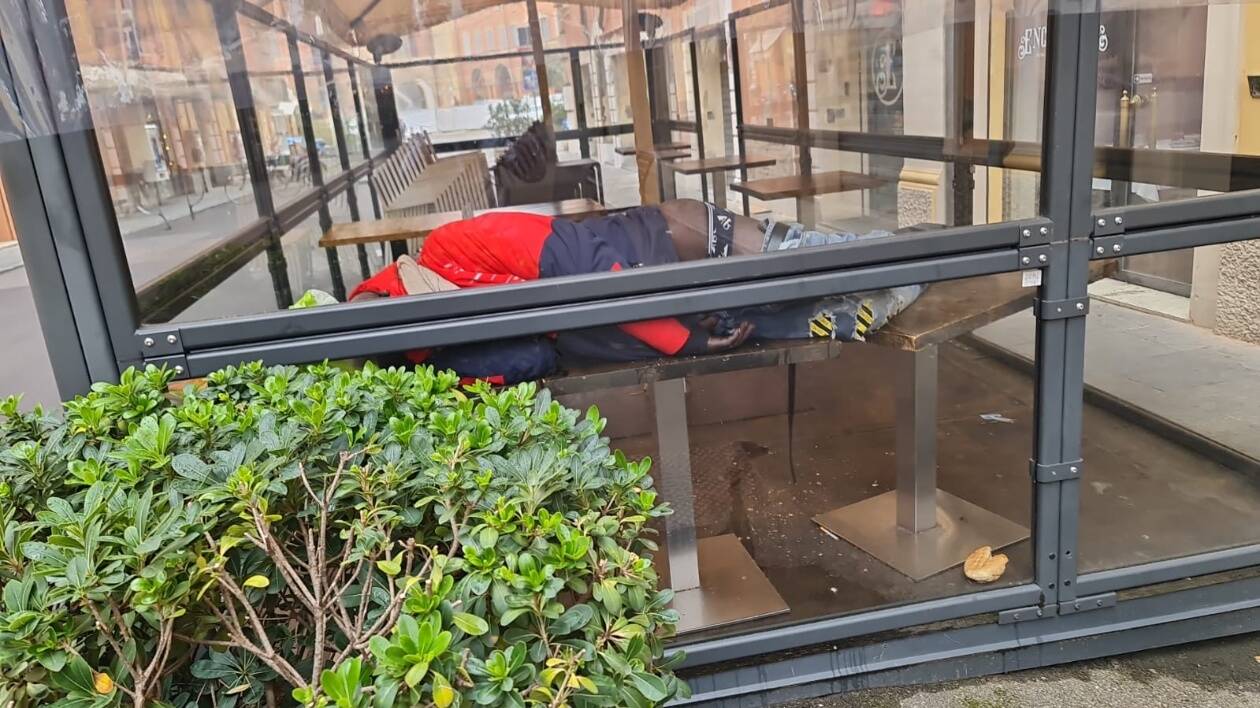 Centro storico di Modena: dehor trasformati in dormitori e latrine
