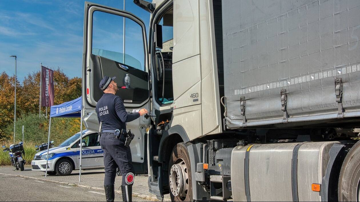 Modena, tempi di guida e riposo non rispettati: multati 5 camionisti