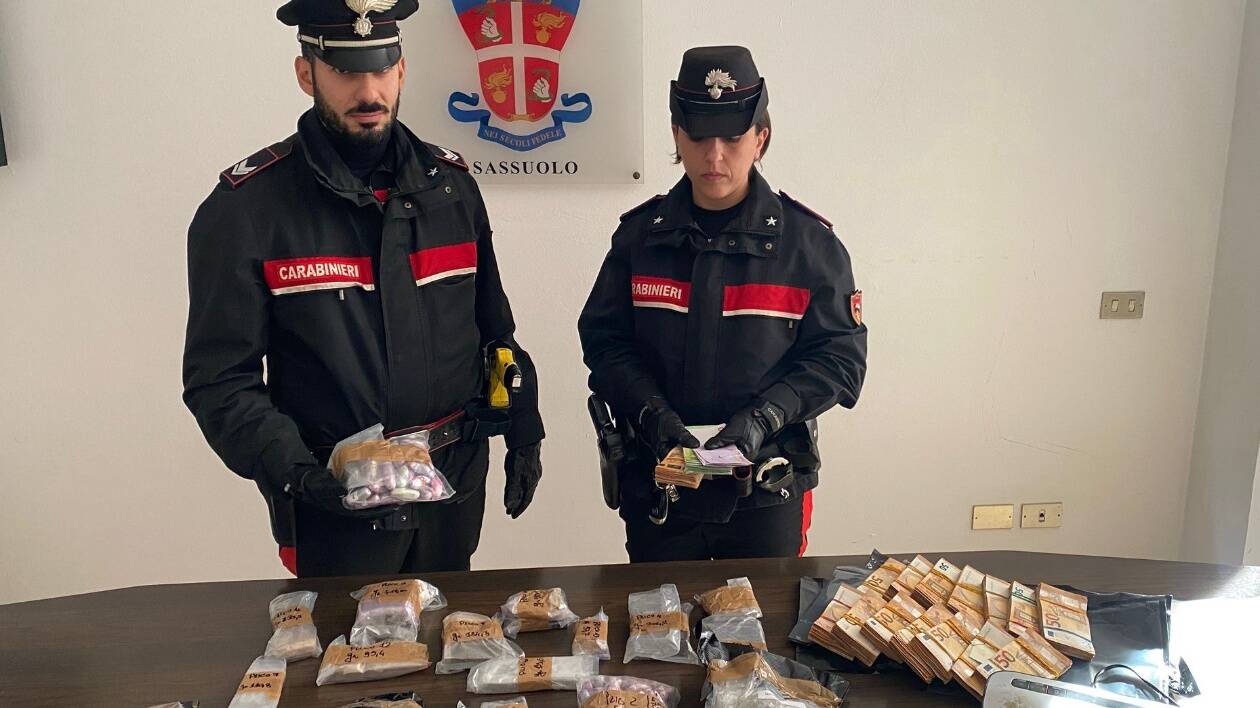 Vignola, tre chili di hashish e 80mila euro in contanti: arrestato 23enne
