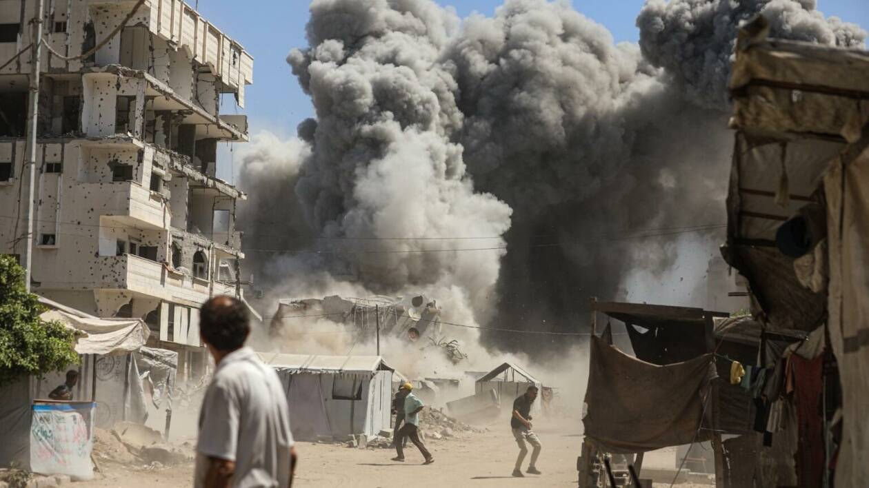 Raid aerei israeliani, 100 morti di cui 35 minorenni: il 'cessate il fuoco' a Gaza è una drammatica farsa