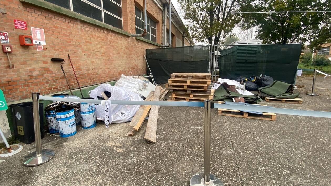 Nell'area AUSL di via Minutare rifiuti e materiali pericolosi a cielo aperto