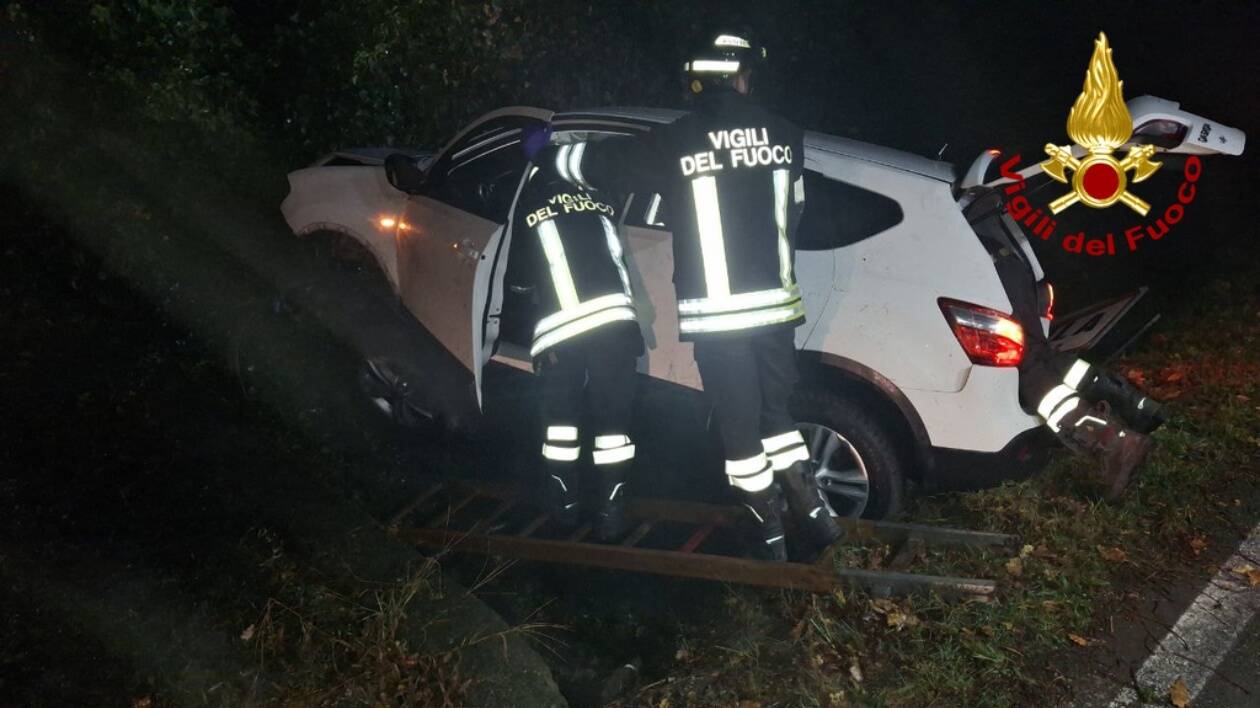 Schianto all'alba a Nonantola ferito estratto dall'auto dai Vigili del Fuoco