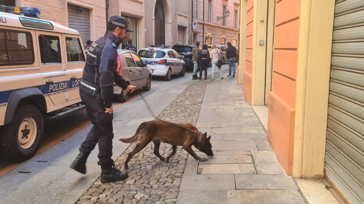 Modena, alloggi abusivi occupati da stranieri in via Carteria all'interno di negozi vuoti