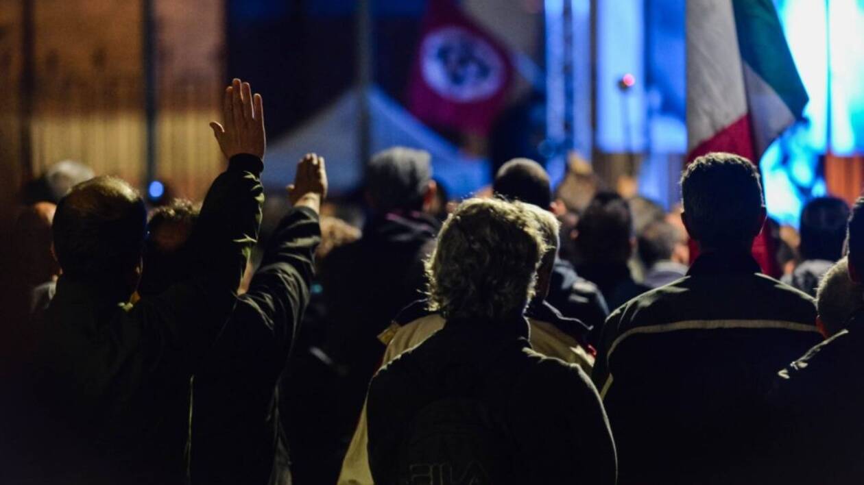 Parma, vergognosi cori fascisti dalla sede di Fratelli d’Italia: 'Duce, duce, duce'. Indaga la Digos