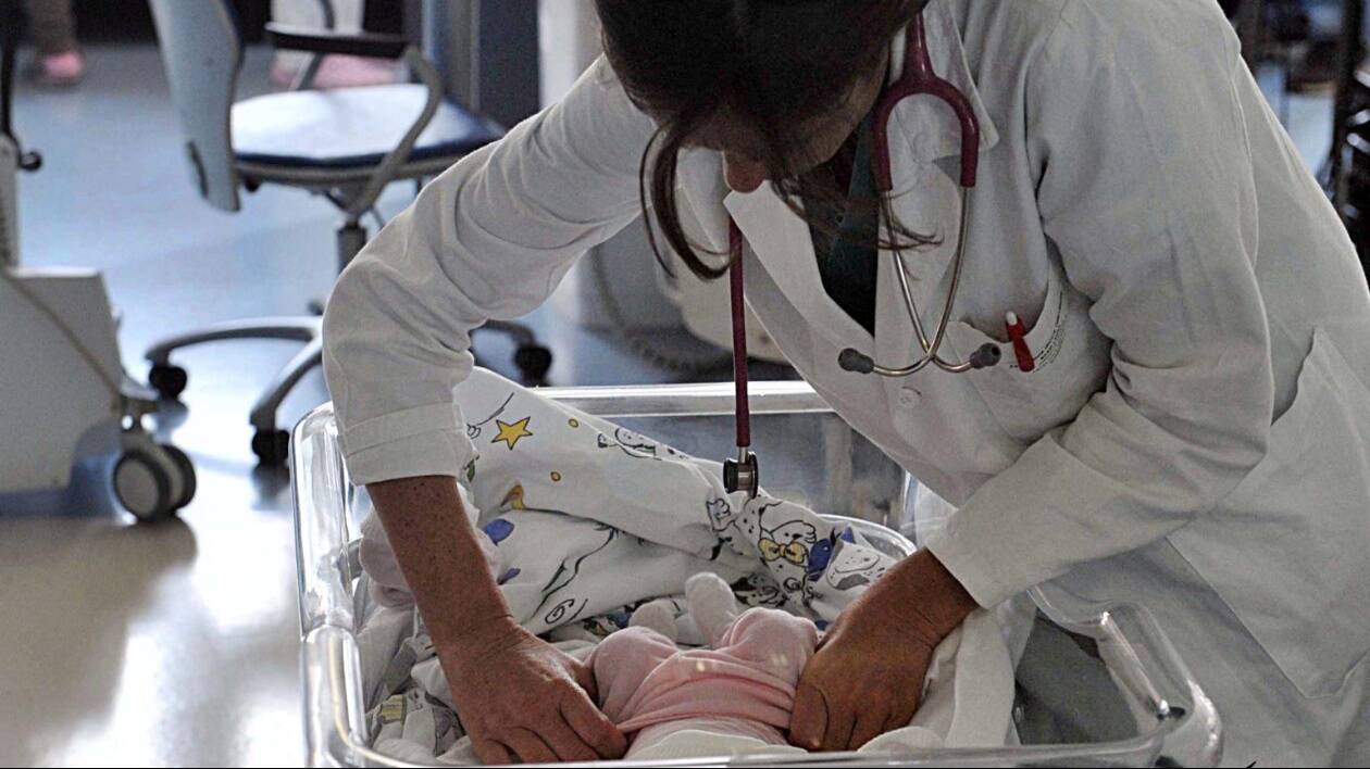 Partorisce in casa e abbandona la figlia nel cassonetto, evitata tragedia a Cesena