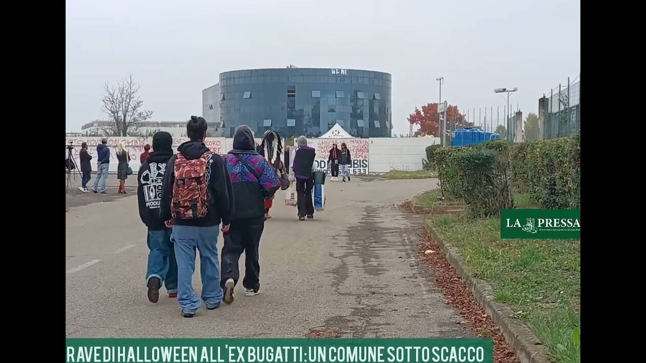 Il rave di Halloween all'ex Bugatti continua: controlli serrati all'esterno, ma nessuno sgombero