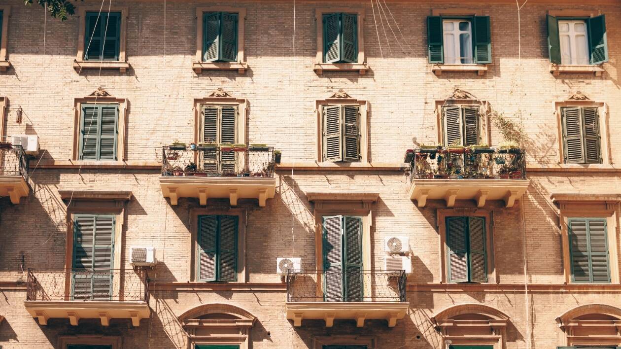 Restare fedeli al tempo, restituendo luce ai palazzi