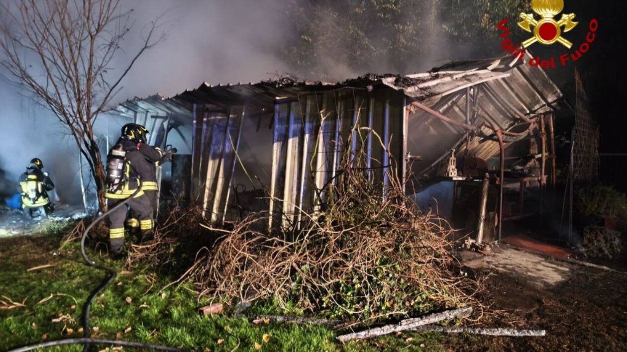 Novi di Modena, rogo in un capanno agricolo: paura per la presenza di bombole Gpl