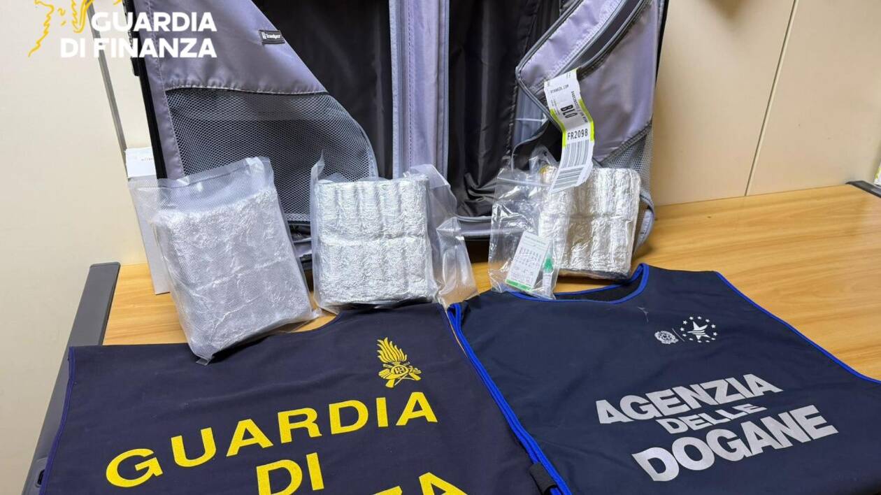 Aeroporto di Bologna, africano arrestato con 3 chili di hashish