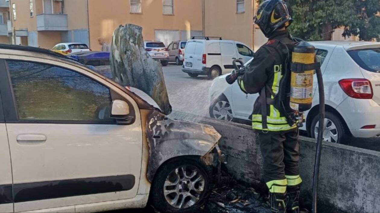 Auto GPL inizia a bruciare e a muoversi: intervento di emergenza dei Vigili del Fuoco