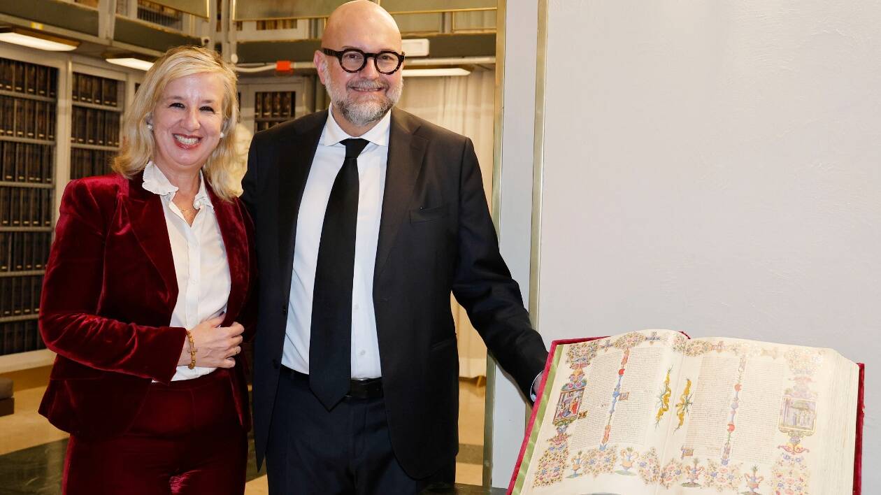 Modena, la Bibbia di Borso d'Este lascia la città per due mesi: verrà esposta al Senato