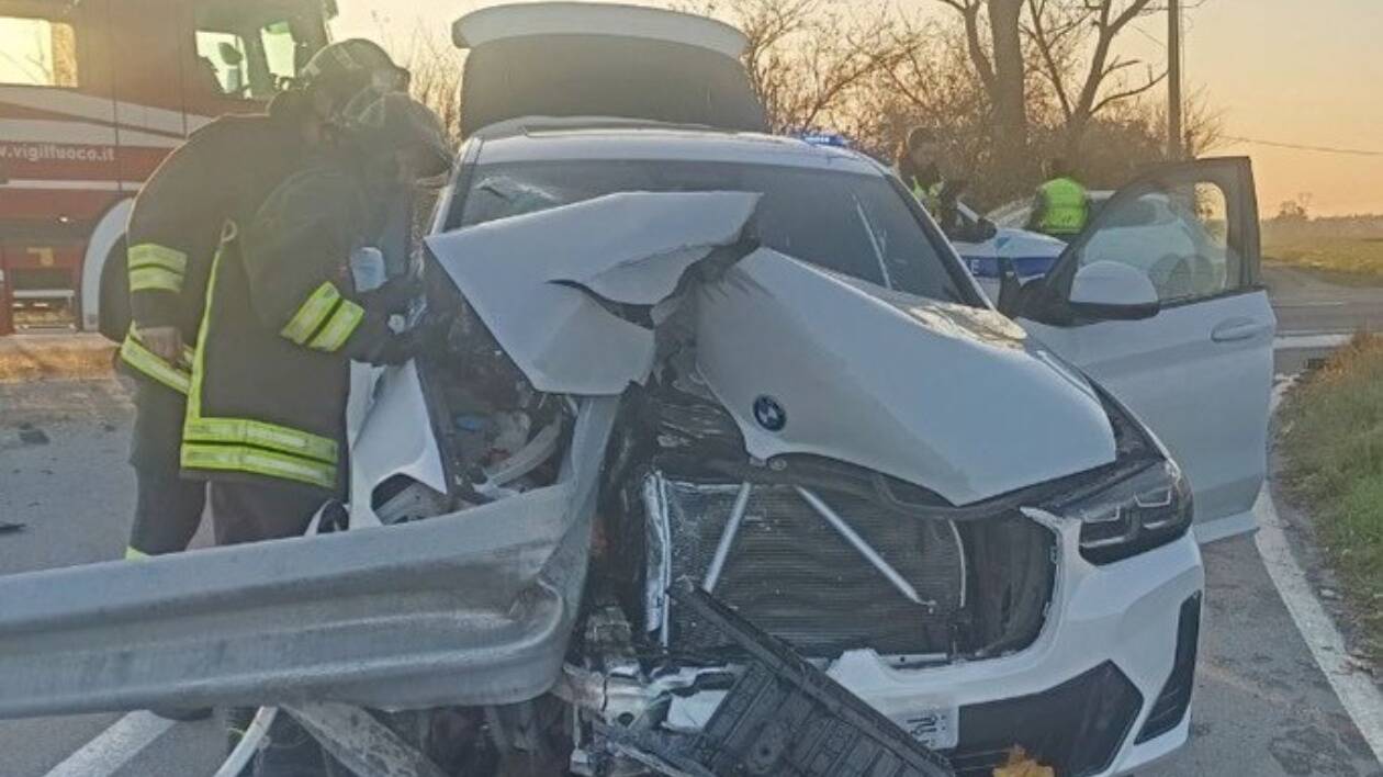 Carpi, Suv si schianta contro il guard rail: conducente ferito