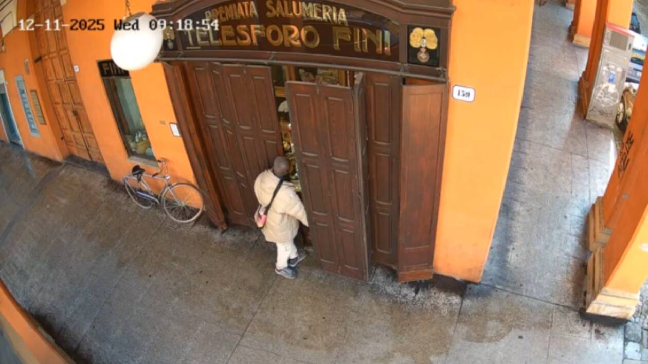Modena, furto alla Bottega San Francesco: finge di chiedere l'elemosina e ruba pc e cellulare