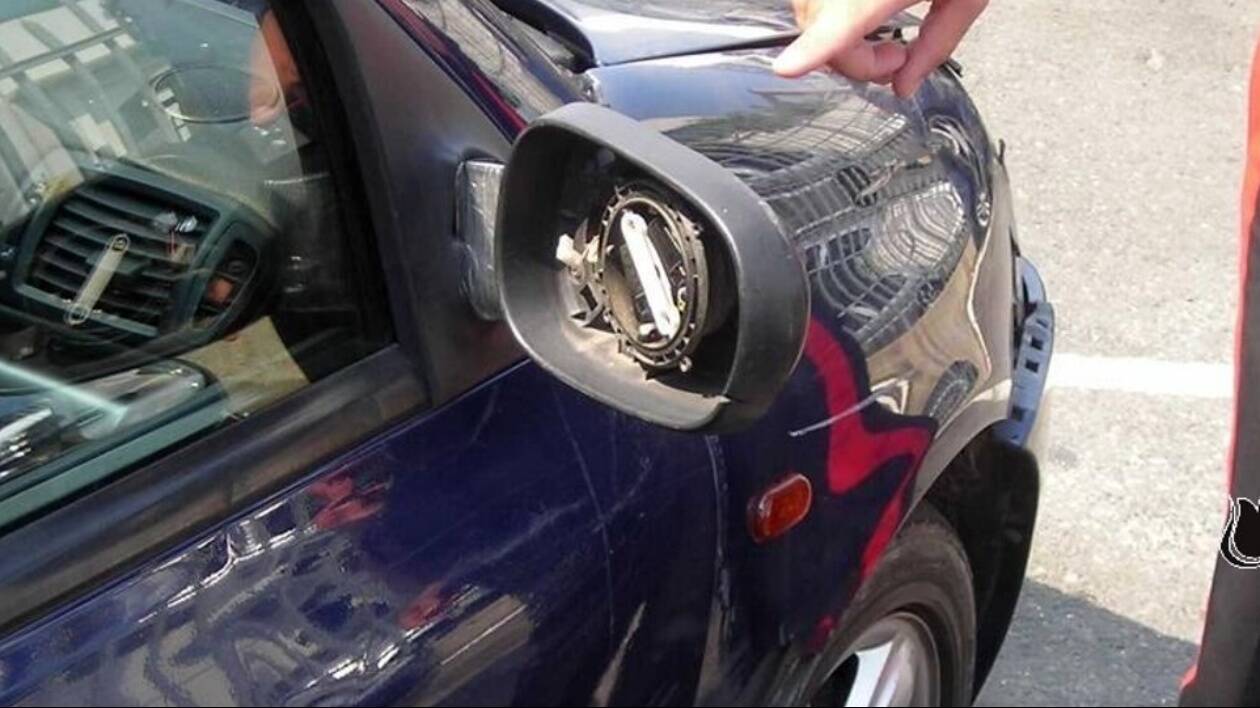 Truffa dello specchietto degenera in aggressione: vittima una modenese