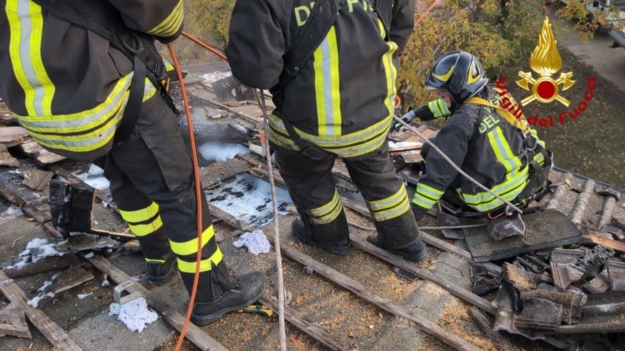 Sestola, tetto in fiamme: intervengono i vigili del fuoco
