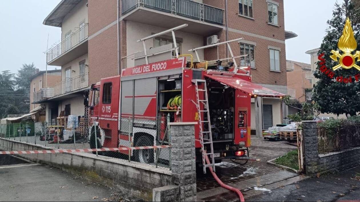 Vignola, incendio in un magazzino di mangimi
