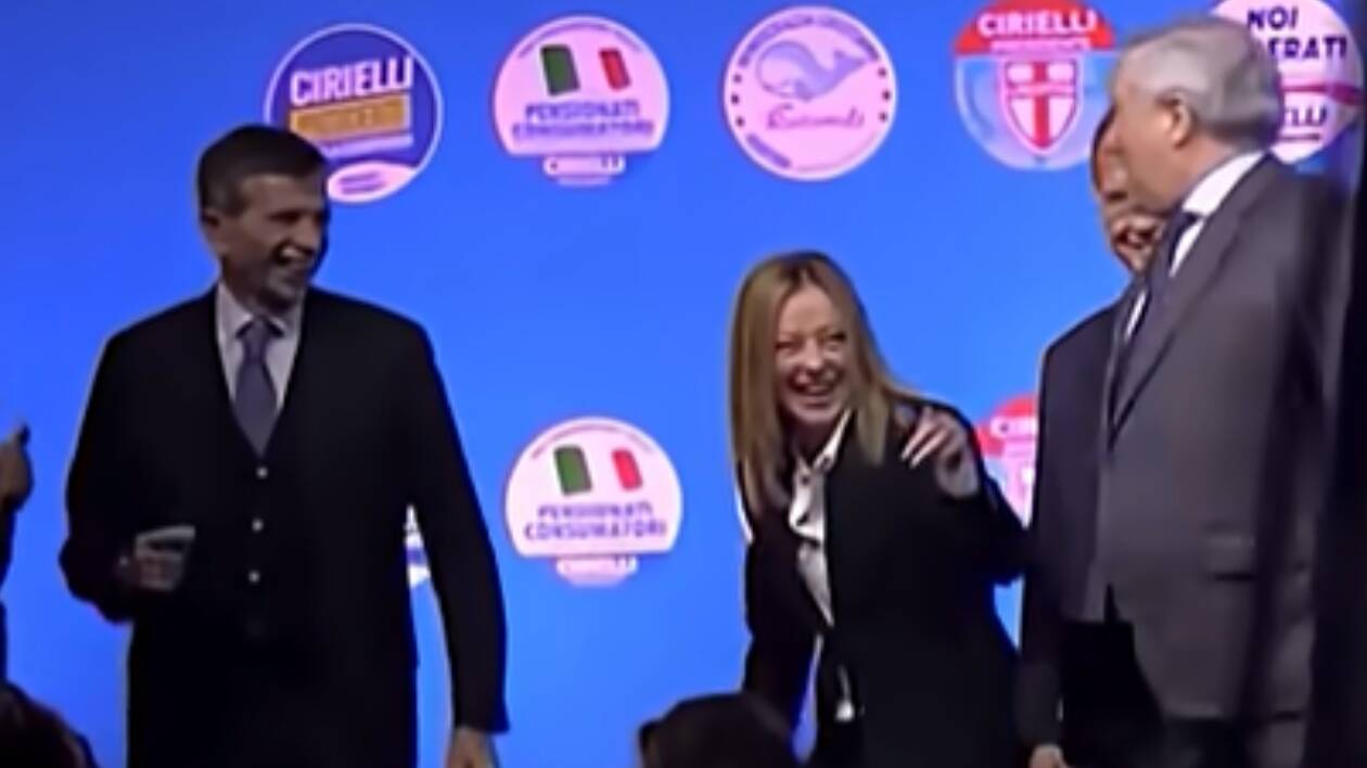 Se il capo del governo italiano e il suo vice saltano come saltimbanchi al grido di 'chi non salta comunista è'