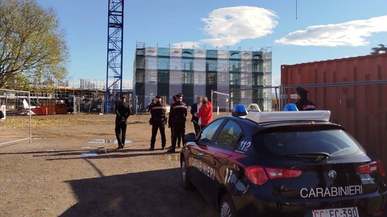 Vignola, operaio si arrampica su una gru e minaccia il suicidio: salvato dai carabinieri