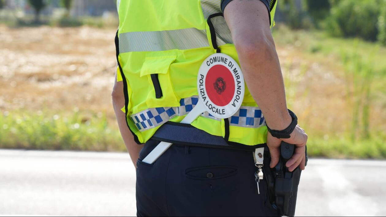 Mirandola, in casa munizione e armi bianche: denunciato per aggressione e minacce