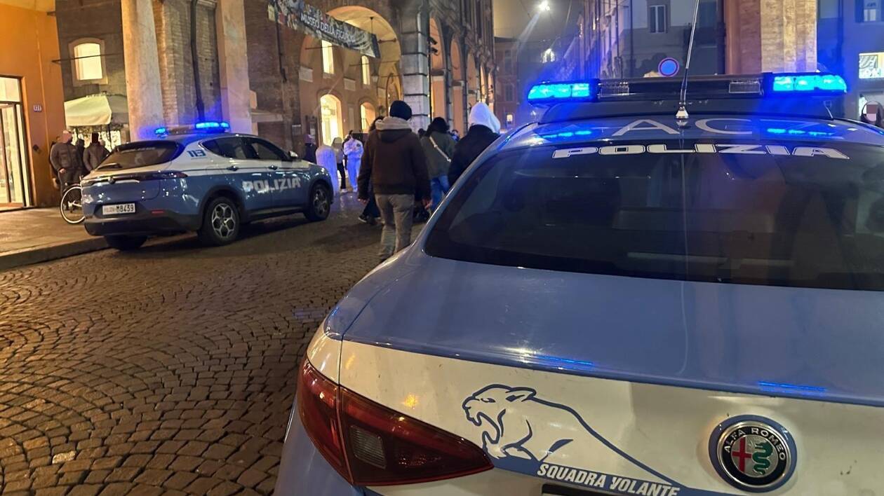 Minaccia con coltello al petto due 20enni: arrestato minore straniero