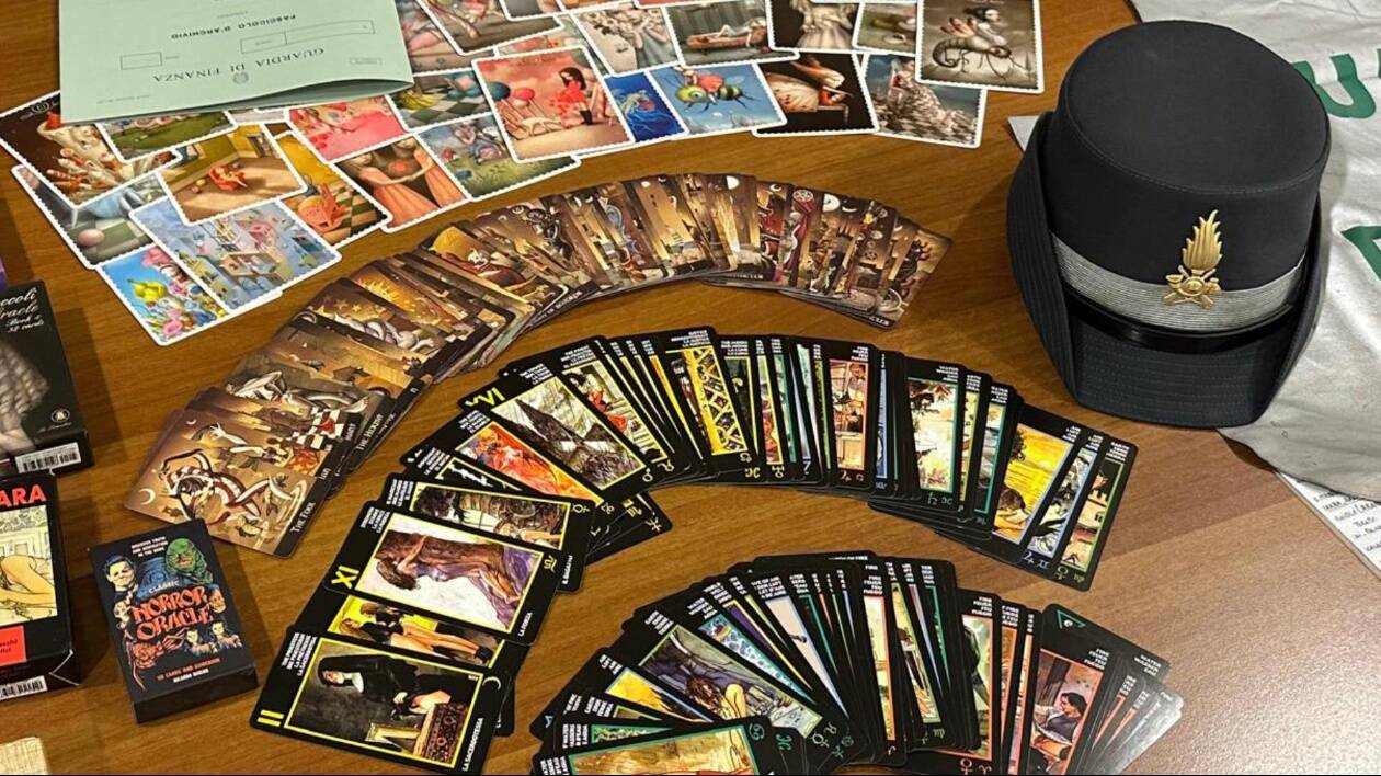 Bologna, scoperta cartomante abusiva con reddito di cittadinanza: frode da 200mila euro