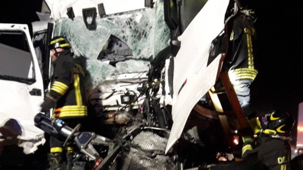 Schianto tra mezzi pesanti in A1 all'altezza di San Cesario: muore camionista 63enne