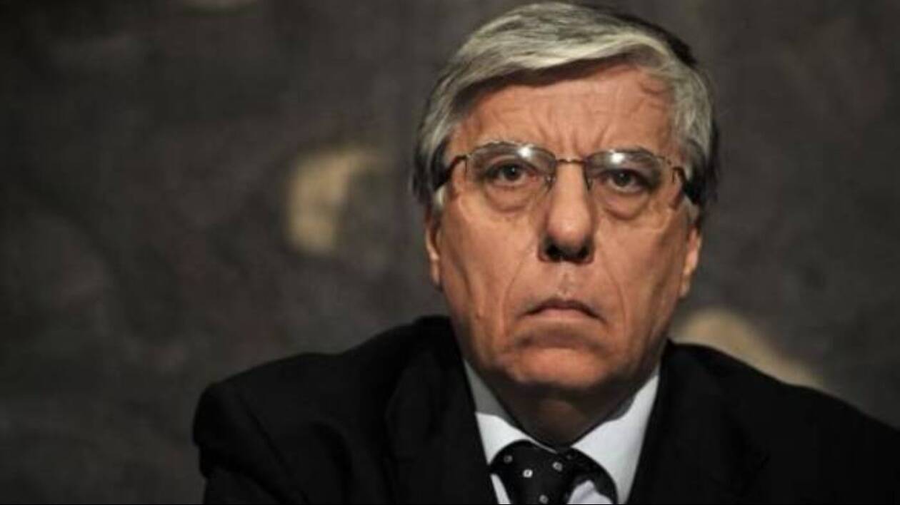 Modena, sabato mattina Giovanardi scopre la targa della discordia