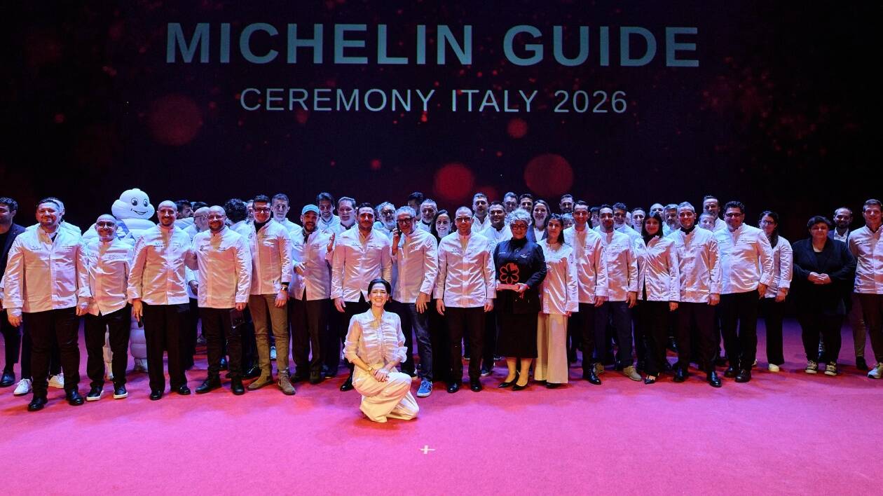 Guida Michelin 2026, Bottura sale ancora: prima stella Michelin per il Cavallino di Maranello